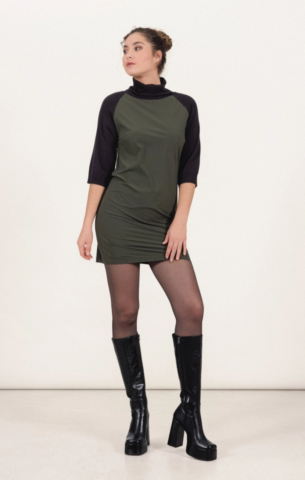 VESTIDO CUELLO ALTO KAKI Y NEGRO MANGA 3/4