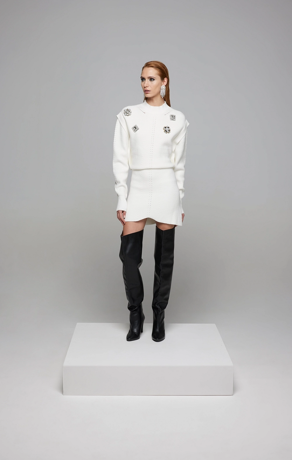 VESTIDO PUNTO BLANCO BROCHE T&L