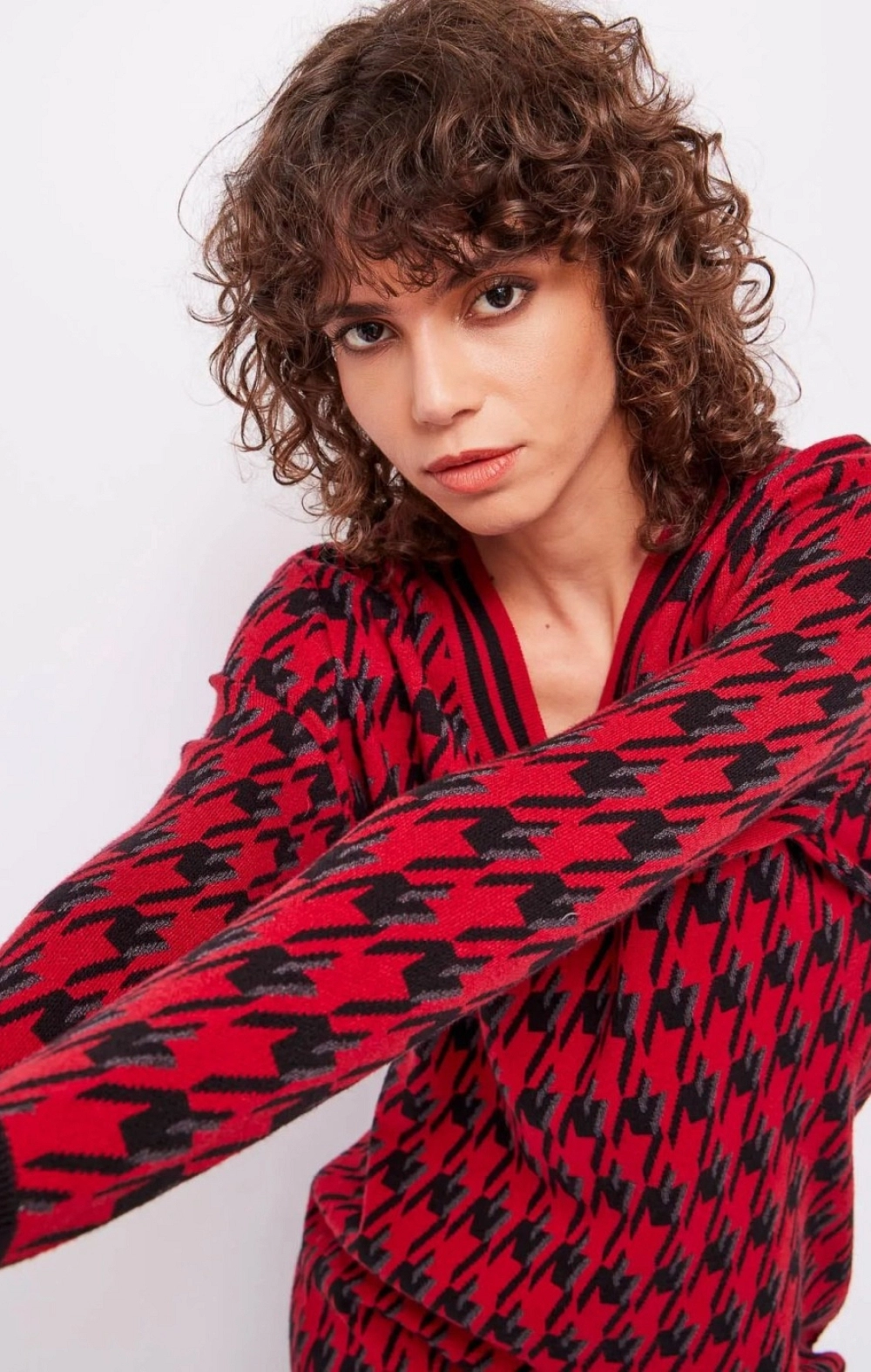 VESTIDO PUNTO ROJO CUELLO PICO PATA GALLO
